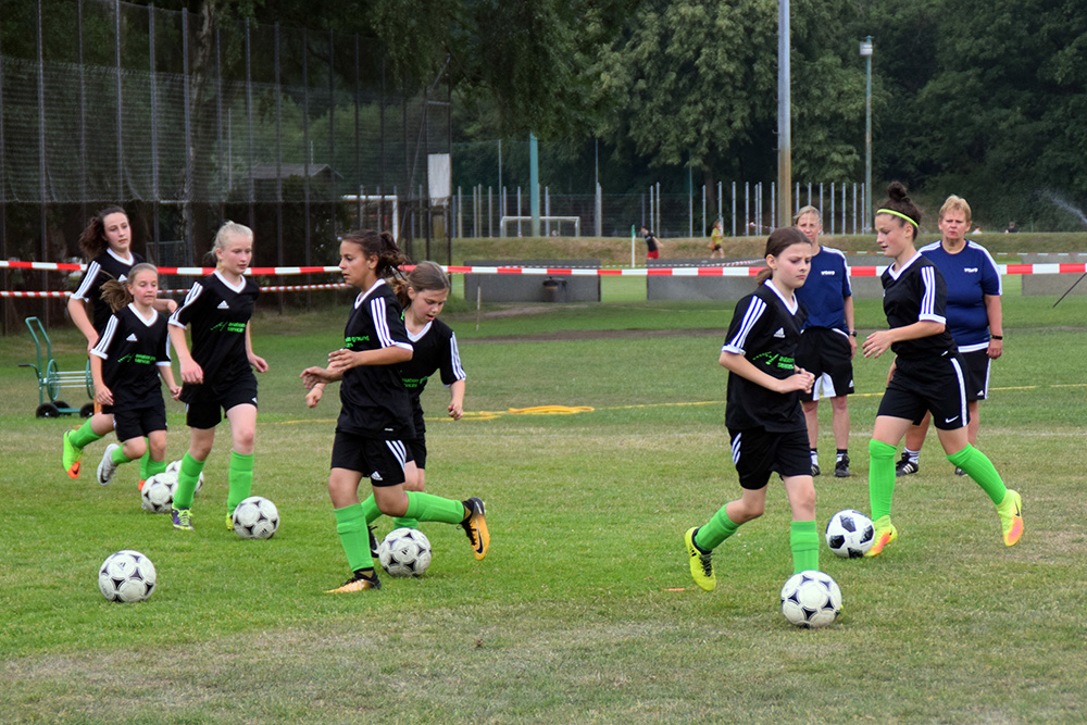 FB_D-Juniorinnen_17-18_NFV-Trainer 3